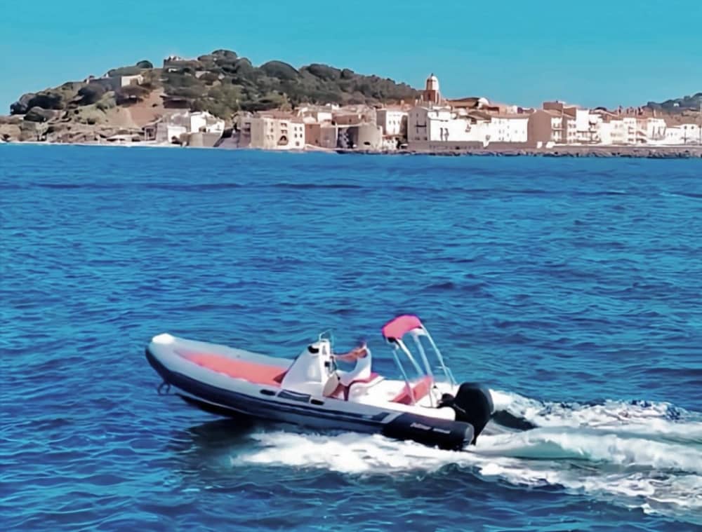 Zee, liefde en zon: een dag vol emoties op een motorboot.