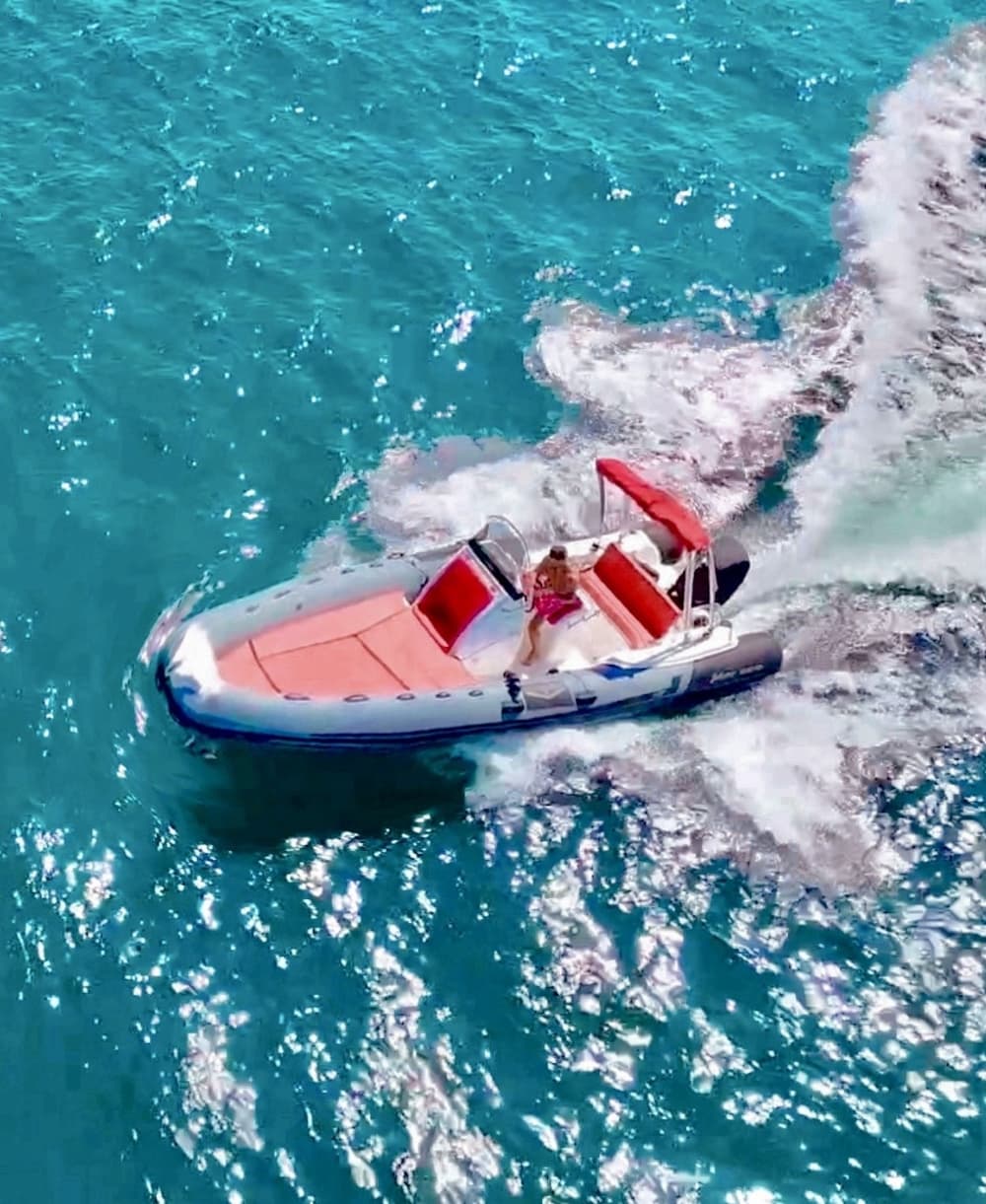 Zee, liefde en zon: een dag vol emoties op een motorboot.