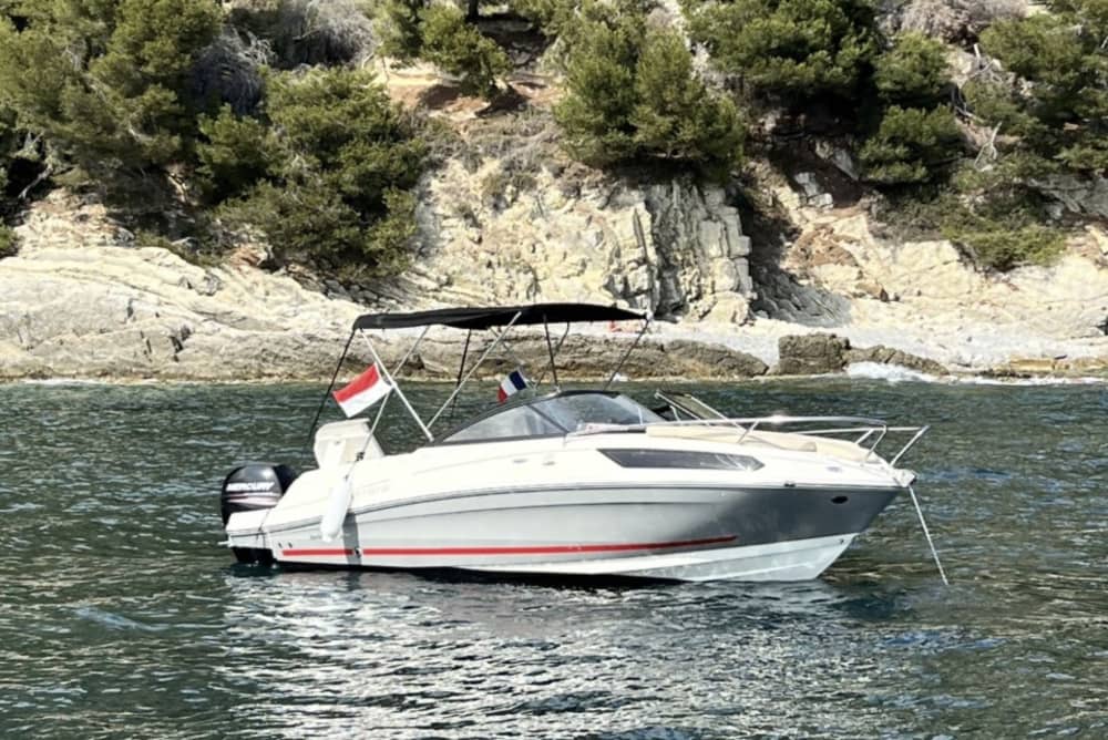 3 ore e 30 minuti a Monaco: noleggia una barca a motore e goditi il viaggio.