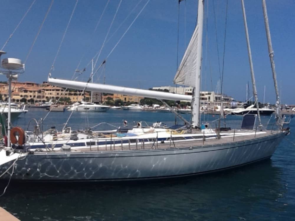 Breng 8,5 uur door met zeilen rond Porto Cervo op een zeilboot.