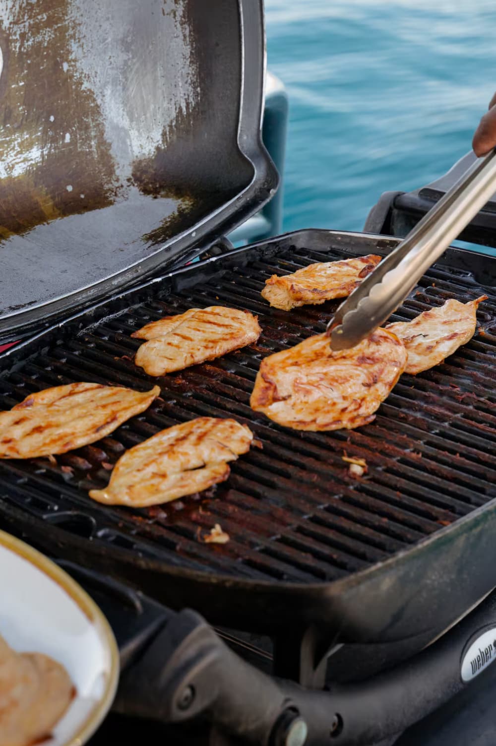 Semi-privé catamaran cruise bij zonsondergang met barbecue, drankjes en transfers.