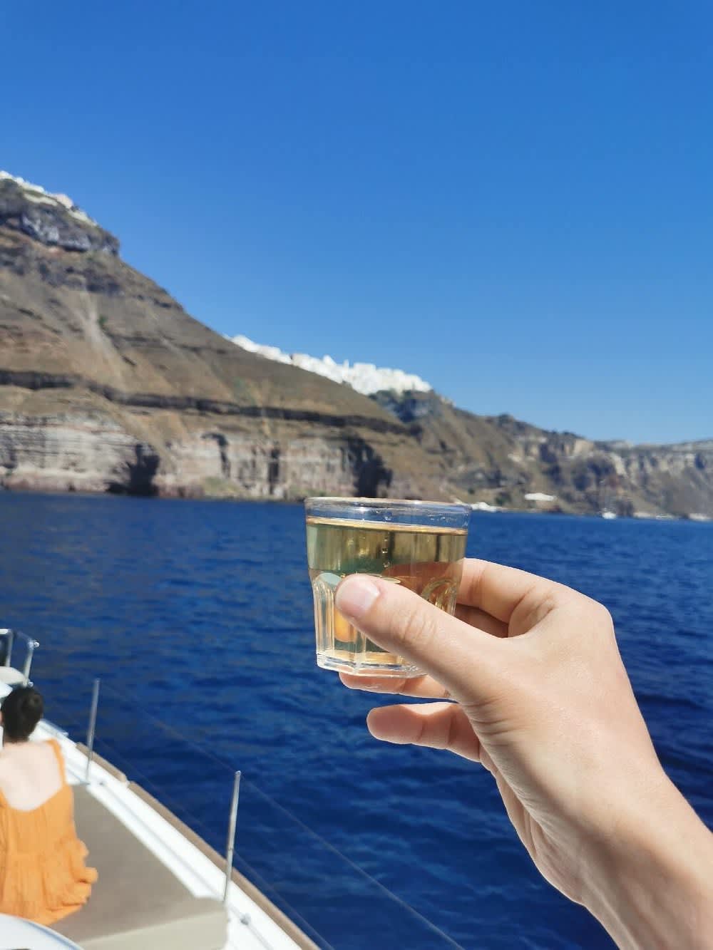 Semi-privé catamaran cruise bij zonsondergang met barbecue, drankjes en transfers.