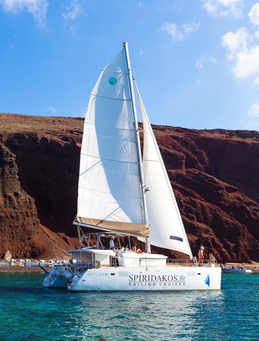 Semi-privé catamaran cruise bij zonsondergang met barbecue, drankjes en transfers.