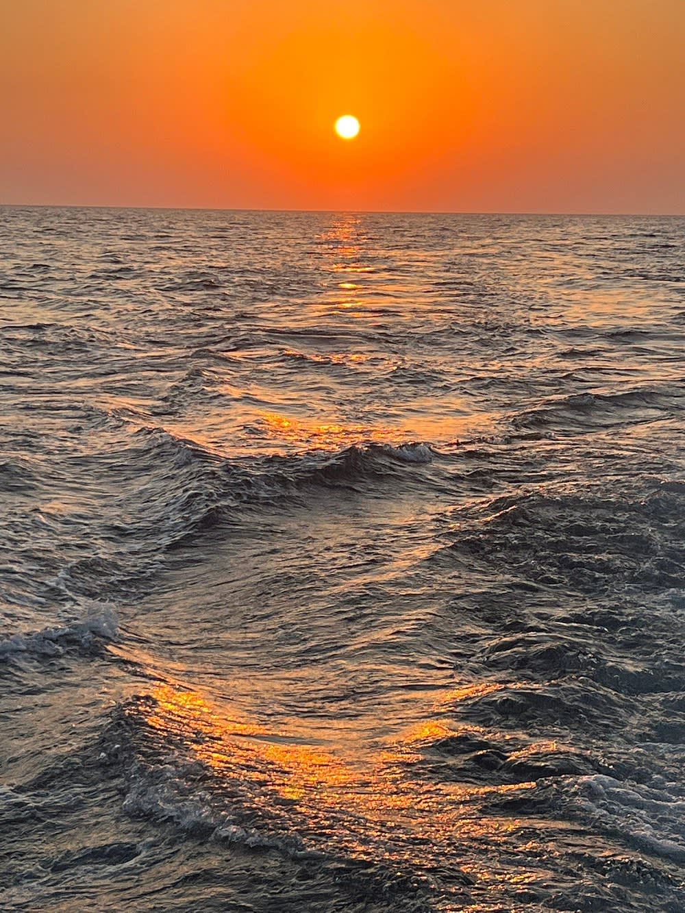 Semi-privé catamaran cruise bij zonsondergang met barbecue, drankjes en transfers.