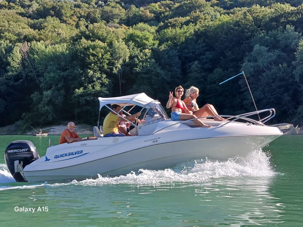 Goditi mezza giornata a bordo di un motoscafo nel Lac de Vouglans.