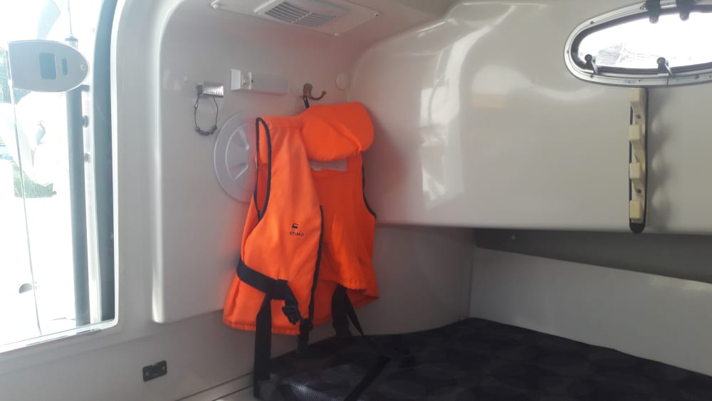 Goditi mezza giornata a bordo di un motoscafo nel Lac de Vouglans.