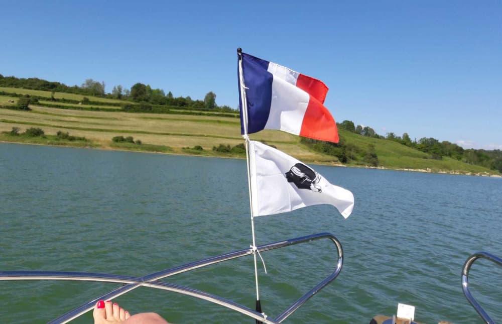 Goditi mezza giornata a bordo di un motoscafo nel Lac de Vouglans.