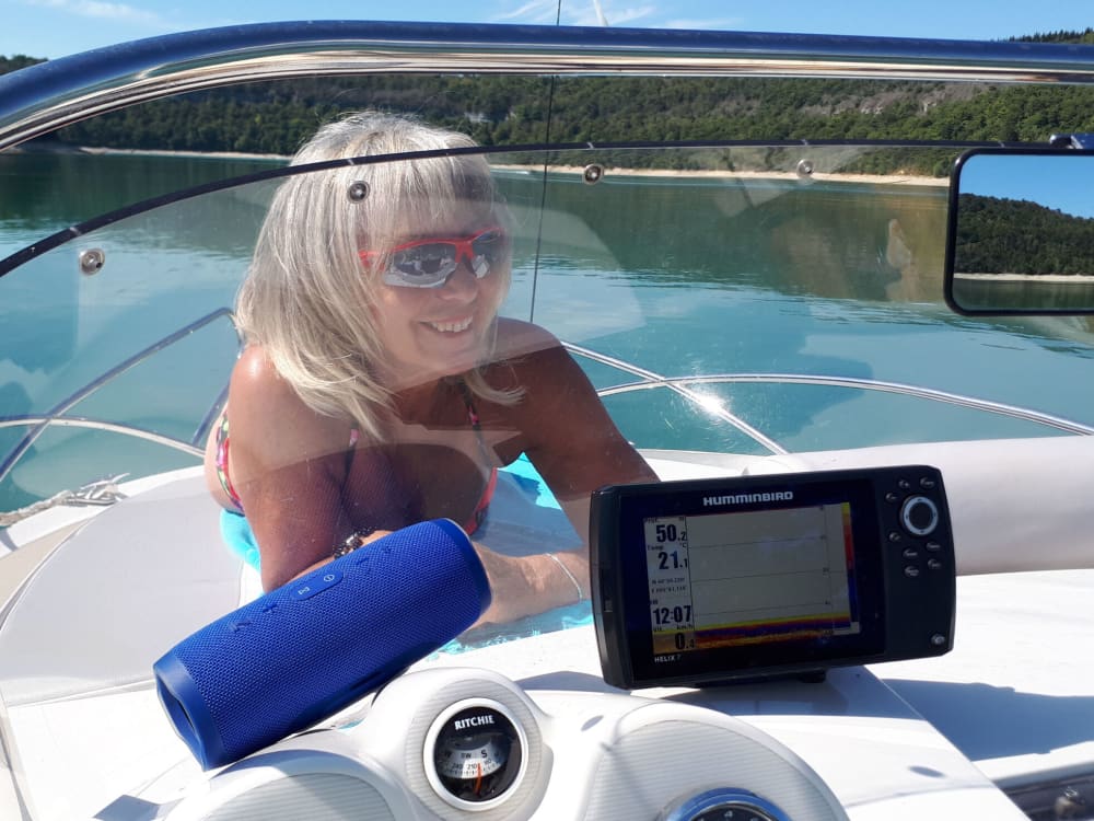 Goditi mezza giornata a bordo di un motoscafo nel Lac de Vouglans.