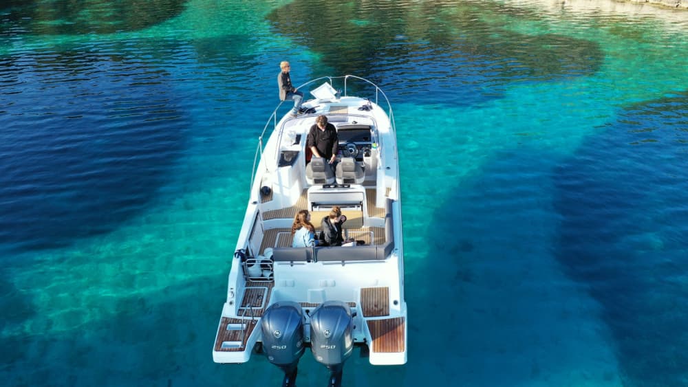 Discover Stari Grad on a motorboat for 7h30