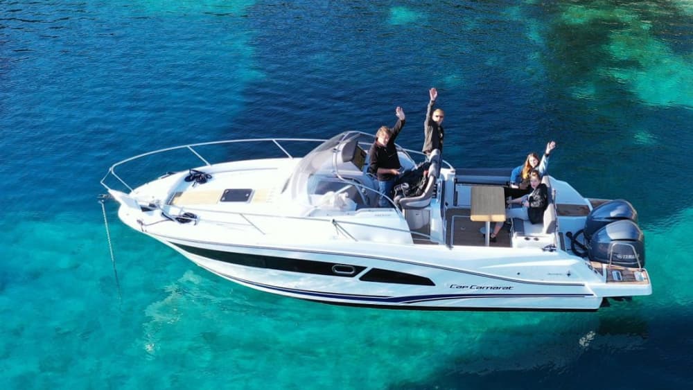 Discover Stari Grad on a motorboat for 7h30