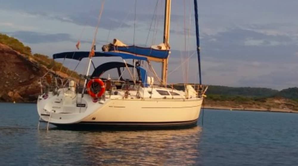 Disfruta de un día completo de navegación en Palamós a bordo de un velero.