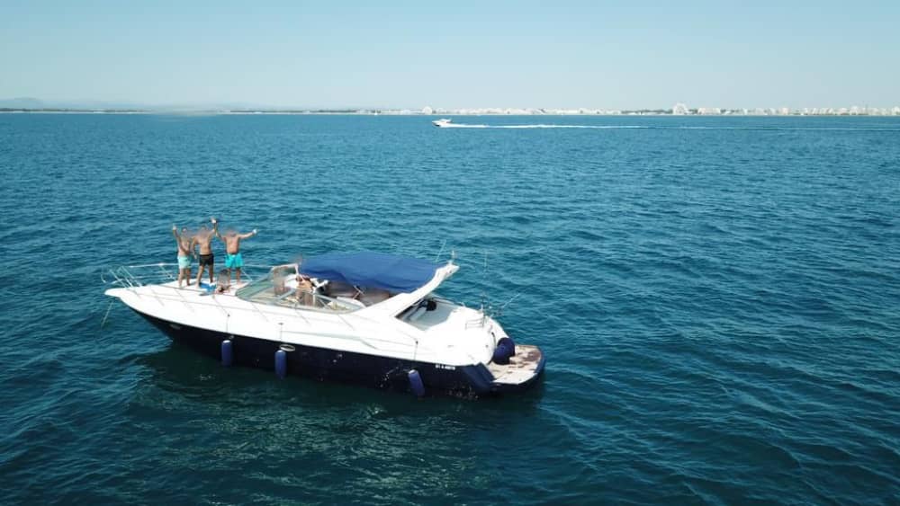 Descubre La Grande-Motte: Medio día de pura alegría en una lancha motora.