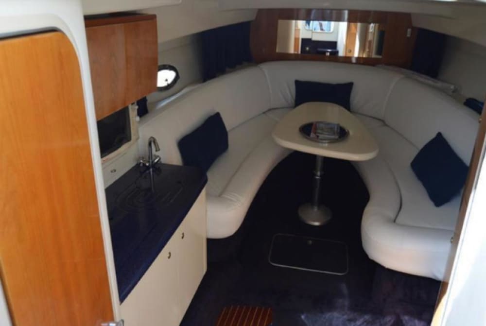 Descubre La Grande-Motte: Medio día de pura alegría en una lancha motora.