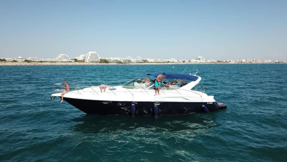 Descubre La Grande-Motte: Medio día de pura alegría en una lancha motora.