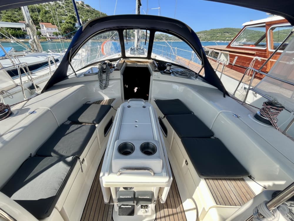 Explore the hidden bays of Tisno on a sailboat