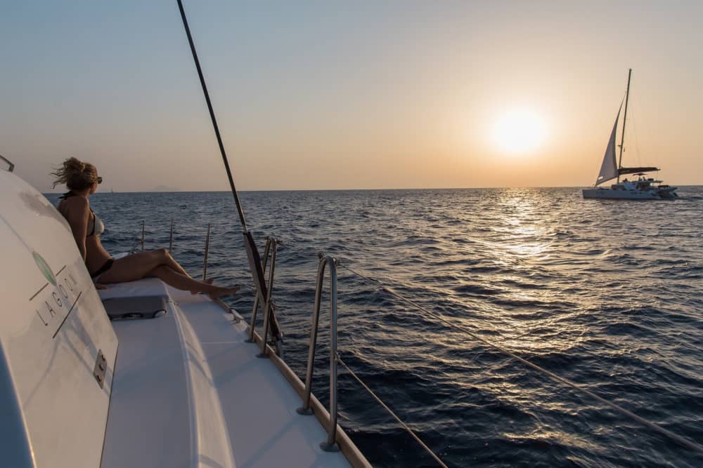 Croisière privée en catamaran au coucher du soleil à Santorin (5 heures)