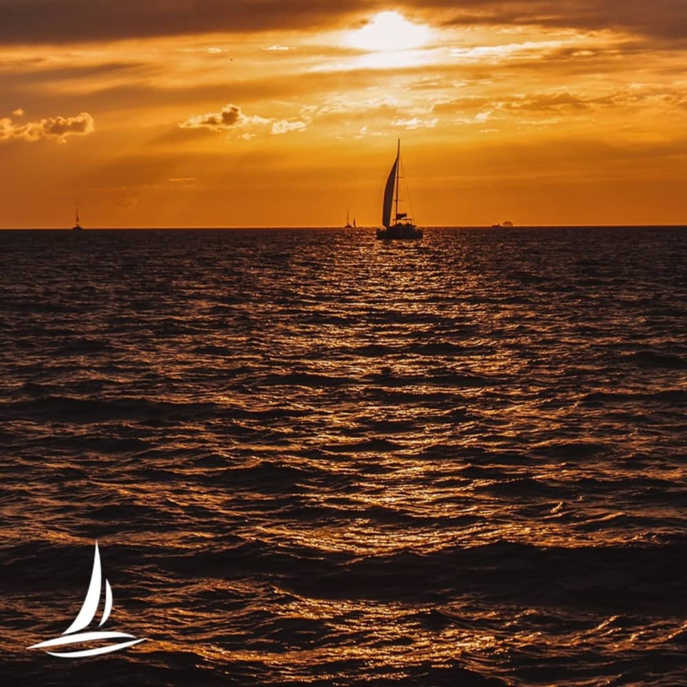 Experiencia en catamarán al atardecer en Santorini: crucero de medio día personalizado con vistas impresionantes