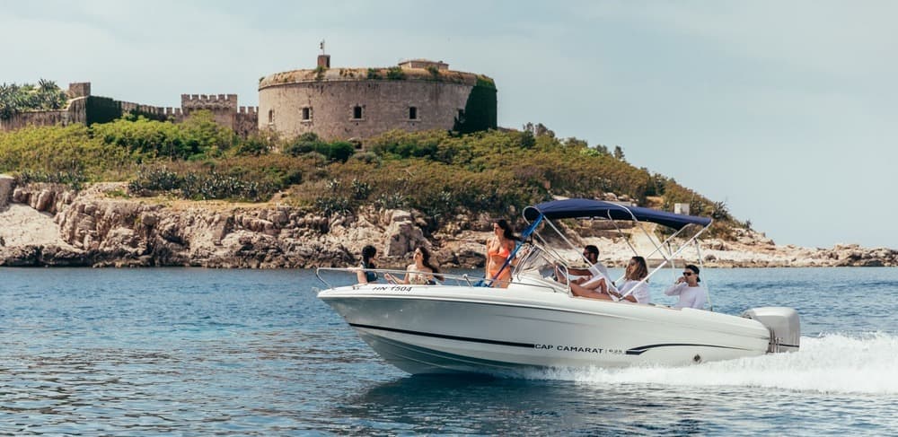 Dyk ner i det roliga: En magisk halvdags motorbåtsflykt i Herceg Novi