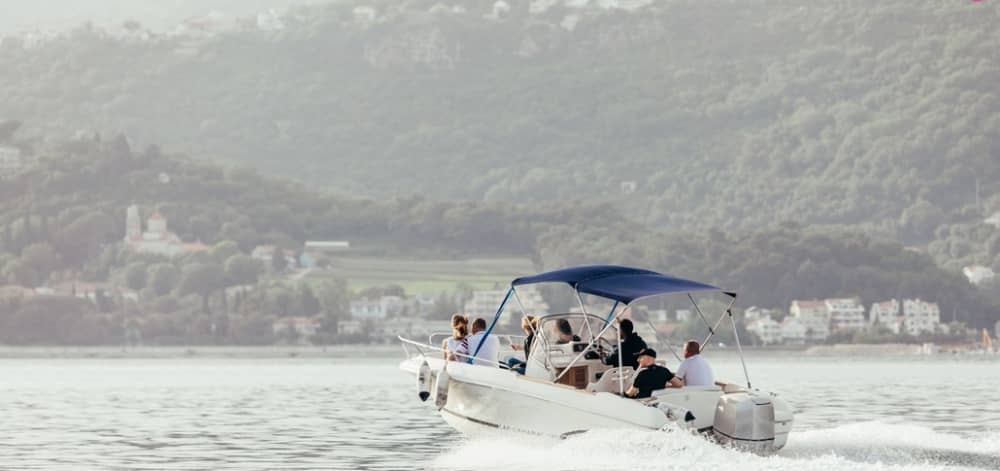 Zanurz się w zabawie: magiczna, półdniowa wycieczka łodzią motorową w Herceg Novi
