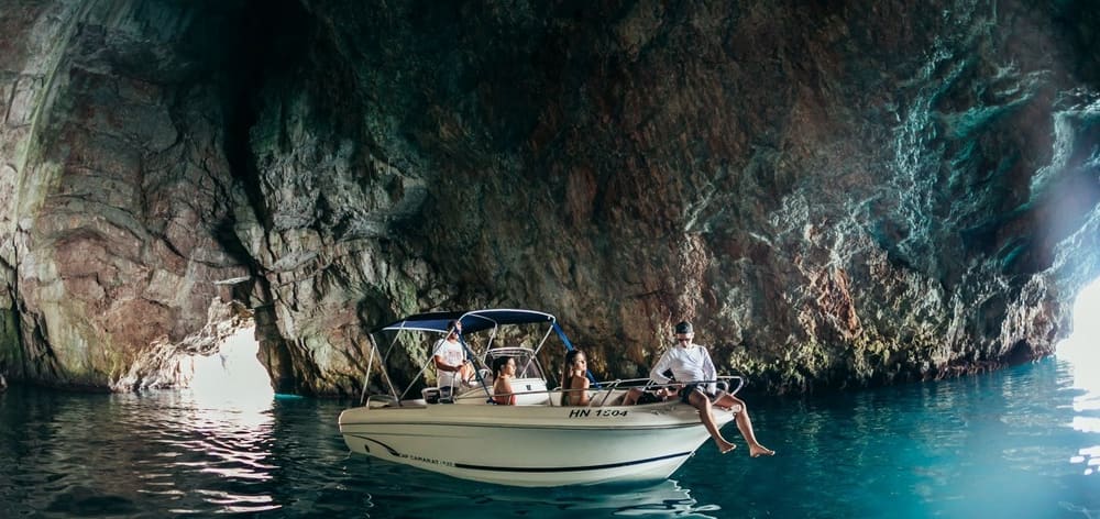 Eğlenceye dalın: Herceg Novi'de büyülü bir yarım günlük motorlu tekne kaçamağı.