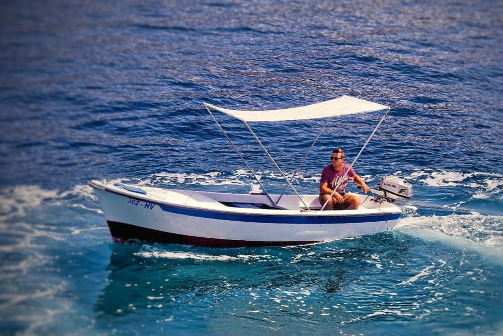 Rilassatevi con un'escursione in barca di 4 ore a Hvar.