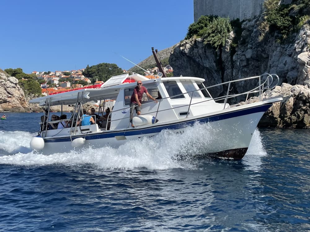 Aventura de meio dia: explore as Ilhas Elafiti em um barco particular!