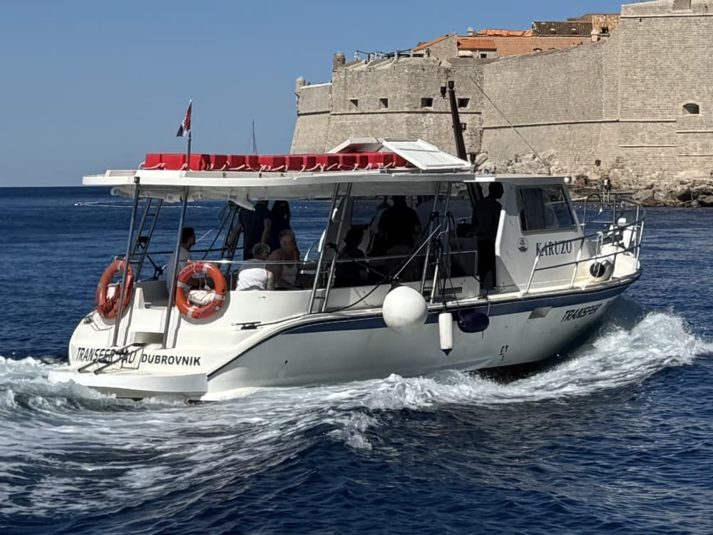 Aventura de meio dia: explore as Ilhas Elafiti em um barco particular!