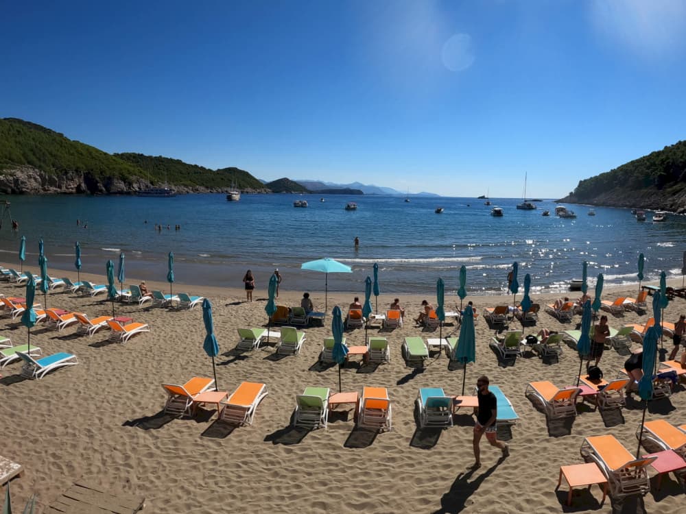 Aventura de meio dia: explore as Ilhas Elafiti em um barco particular!