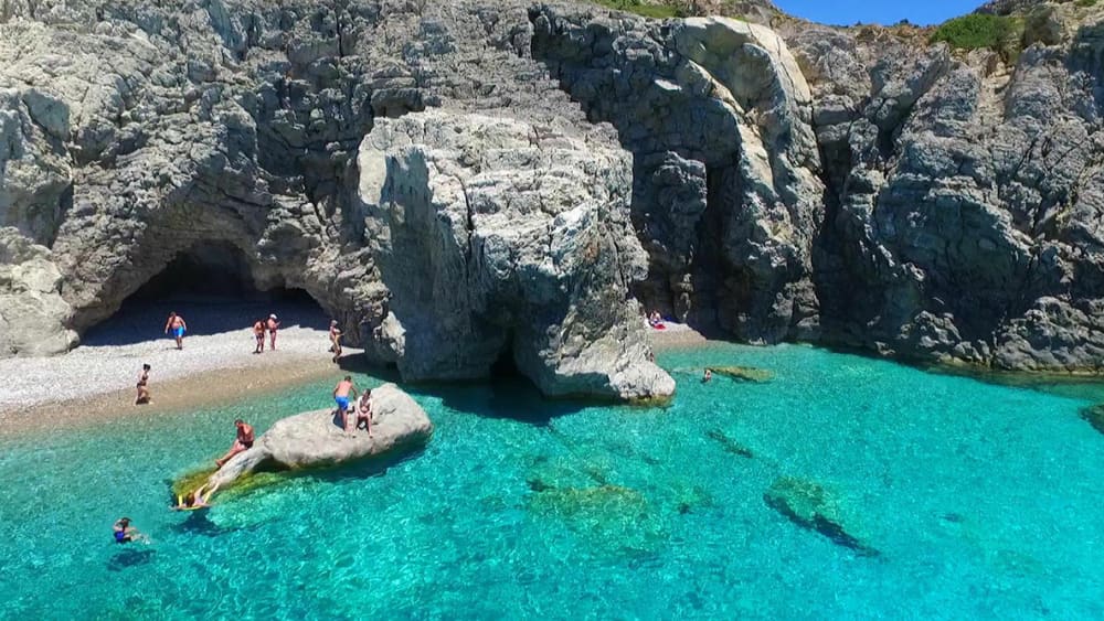 Scopri le coste di Rodi: un'escursione di un'intera giornata a bordo di un motoscafo.
