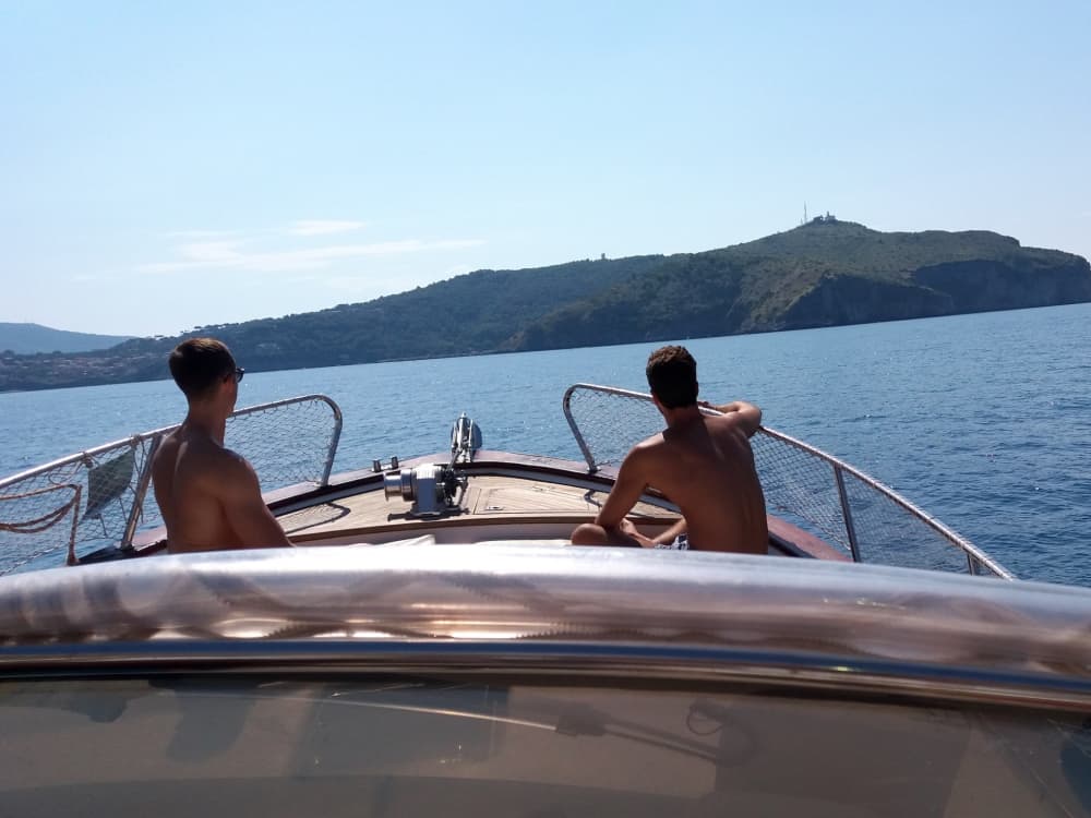 Privater Bootsausflug rund um Castellabate mit einem Motorboot