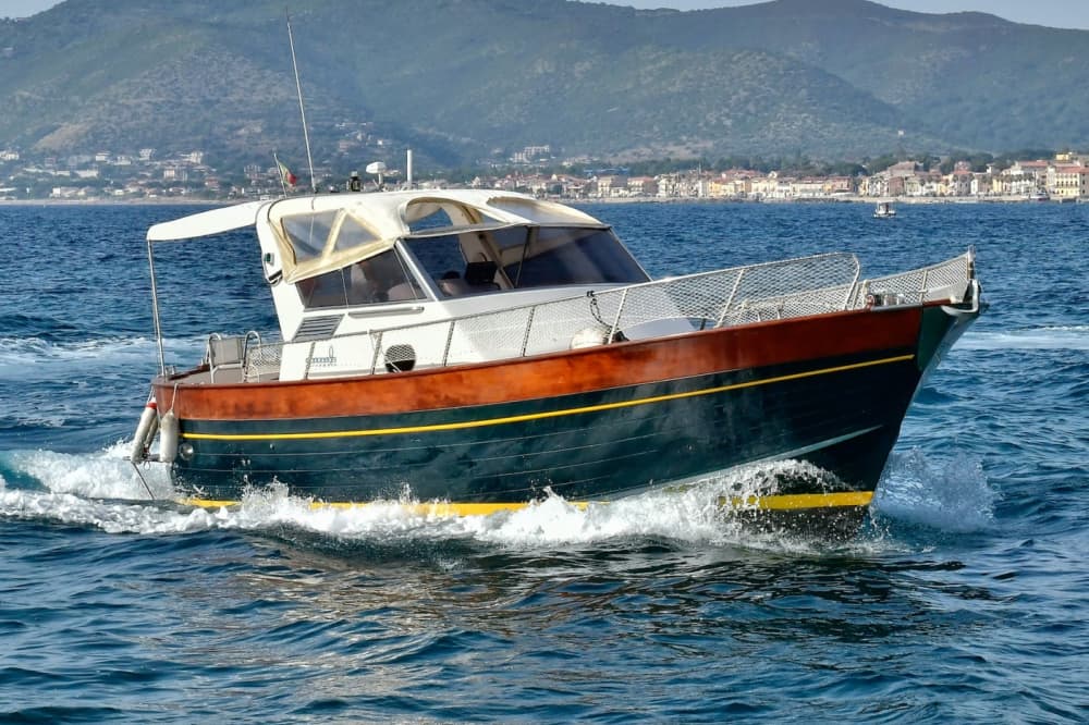 Privater Bootsausflug rund um Castellabate mit einem Motorboot