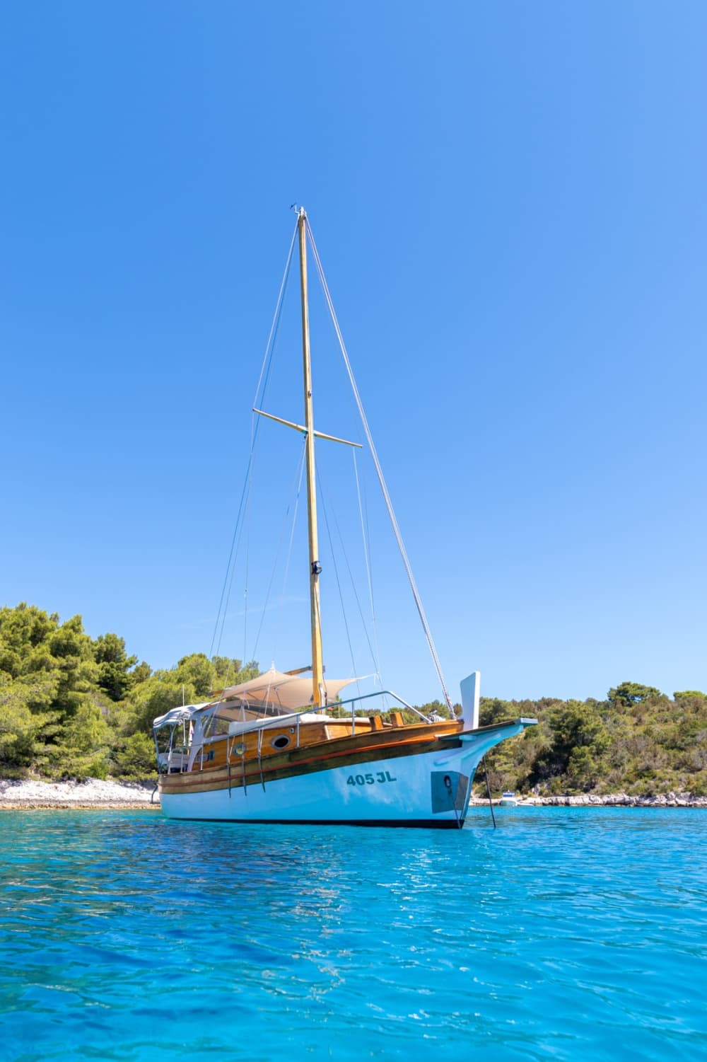 Your day in Vrboska: Rent a motorboat for 8h of discovery