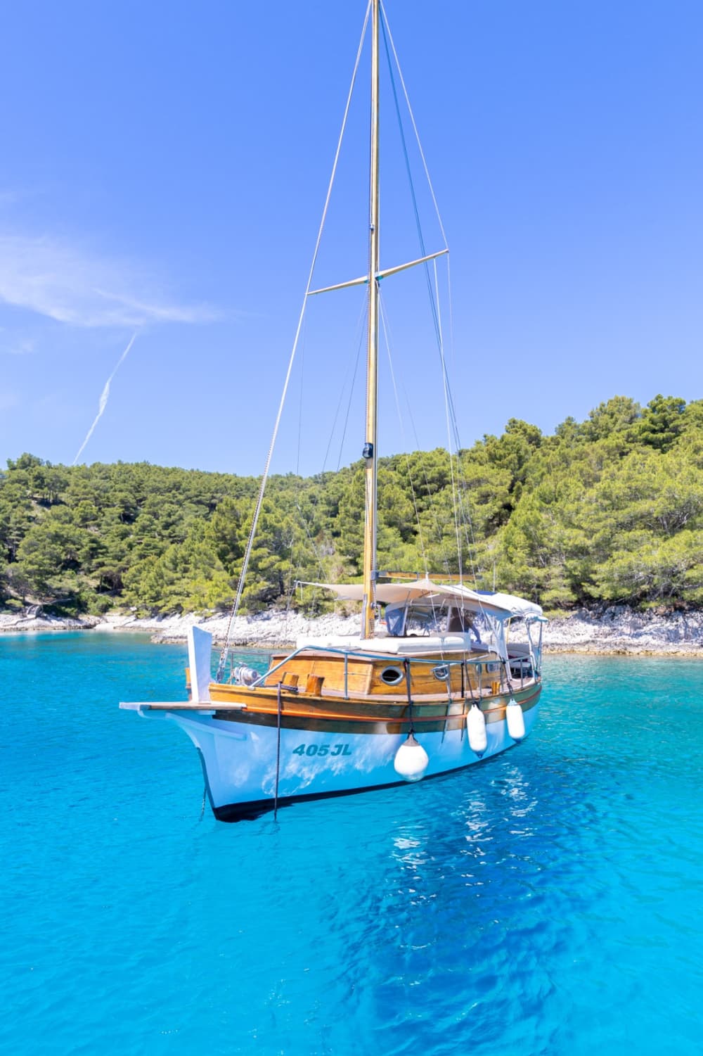 Your day in Vrboska: Rent a motorboat for 8h of discovery