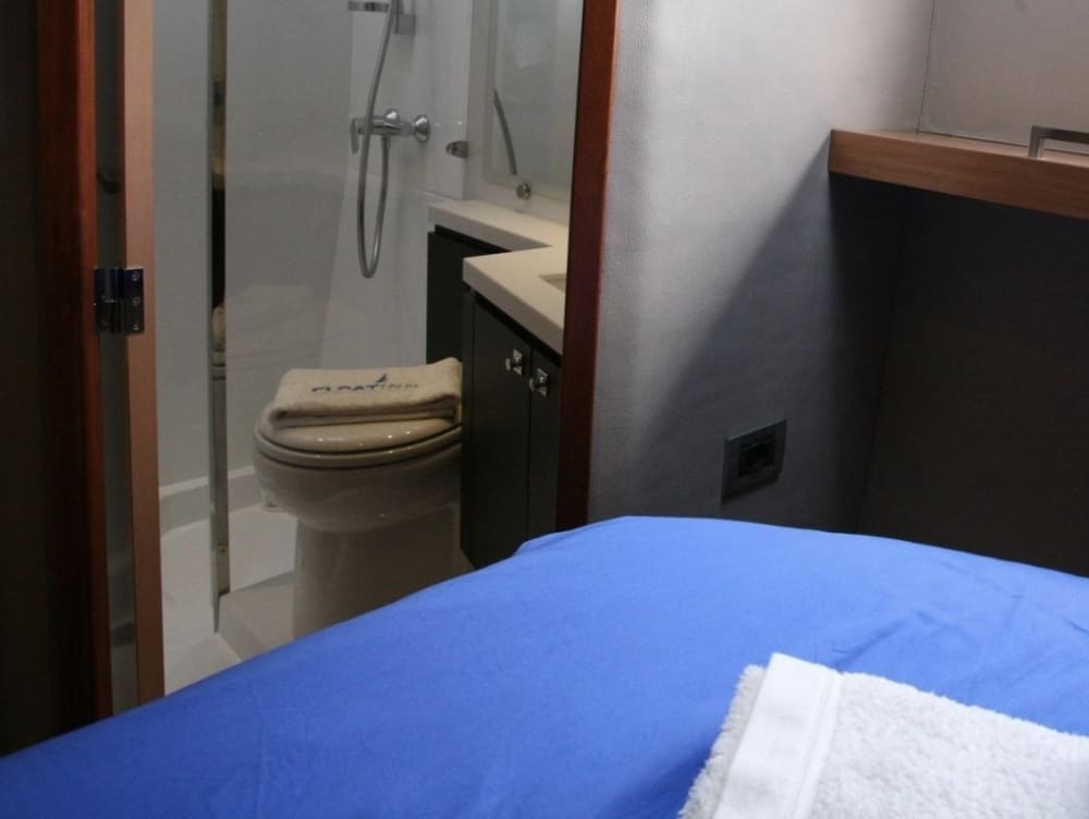 Explore Genebra e desfrute de um dia inteiro navegando em um catamarã.