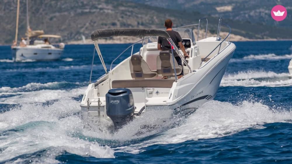 Однодневный круиз к Голубой пещере, островам Вис и Хвар.