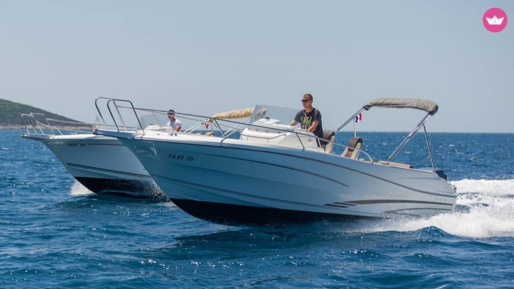 Однодневный круиз к Голубой пещере, островам Вис и Хвар.