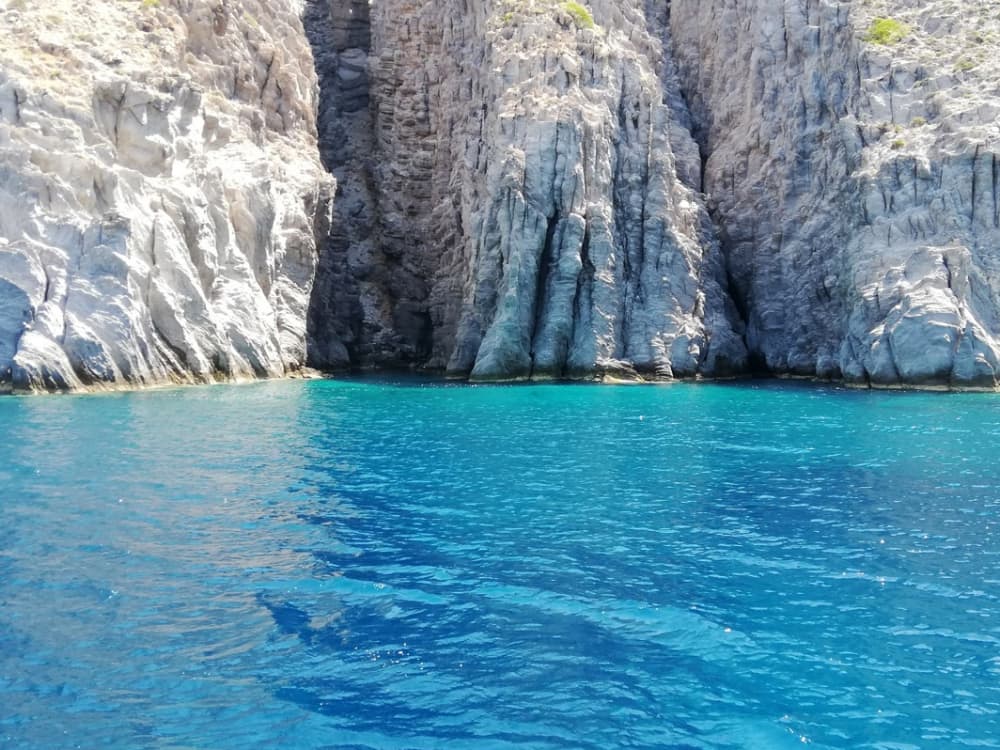 Fuga di mezza giornata in barca a vela: Antiparos, baia di Faneromeni e Laguna Blu