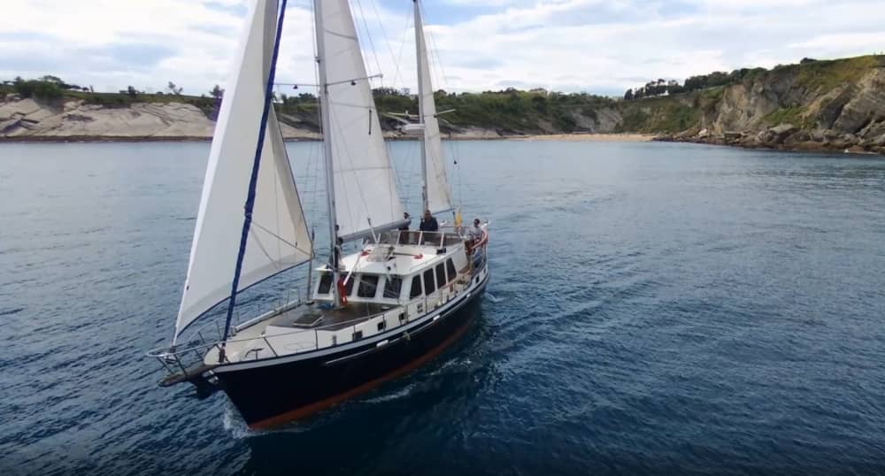 El ritmo de Águilas: Momentos inolvidables en un velero.