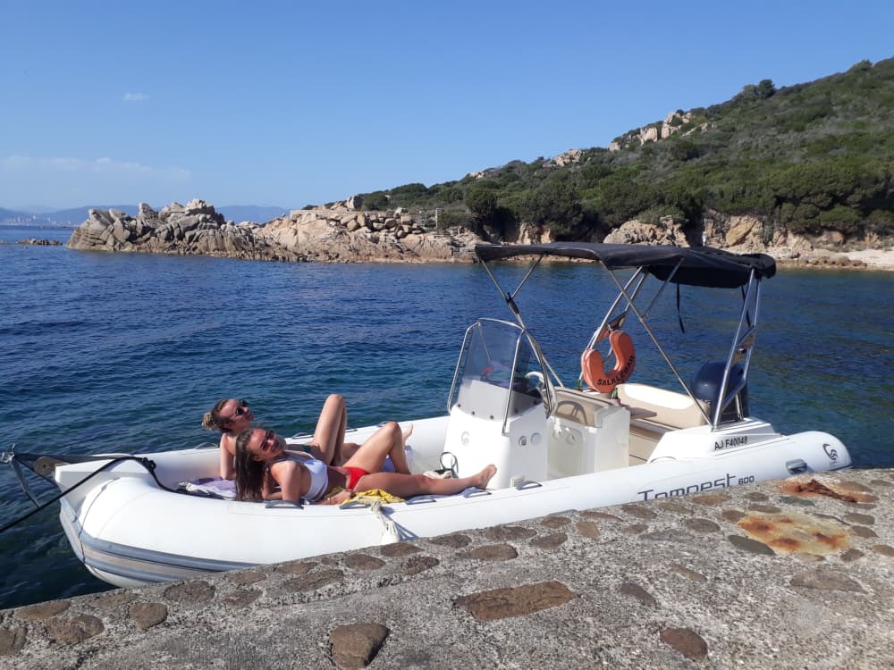 Descubre Porticcio en una excursión de un día completo en lancha motora.