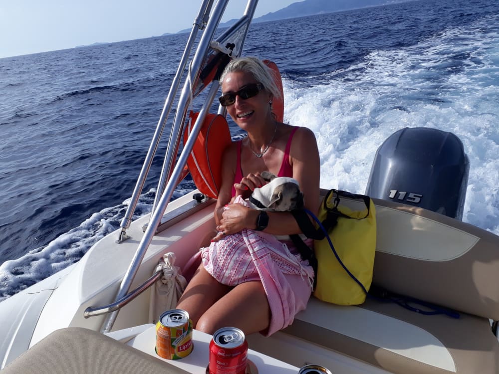 Descubre Porticcio en una excursión de un día completo en lancha motora.