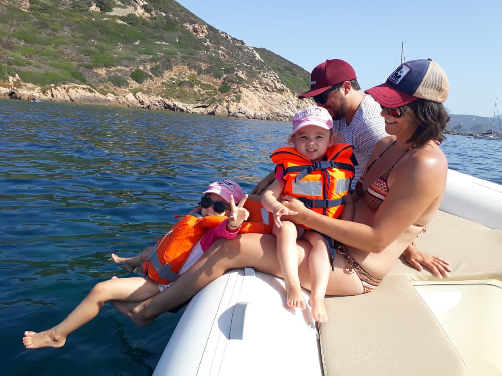 Descubre Porticcio en una excursión de un día completo en lancha motora.