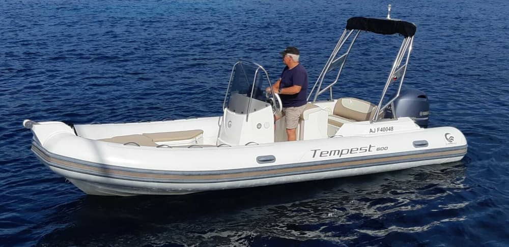 Descubre Porticcio en una excursión de un día completo en lancha motora.