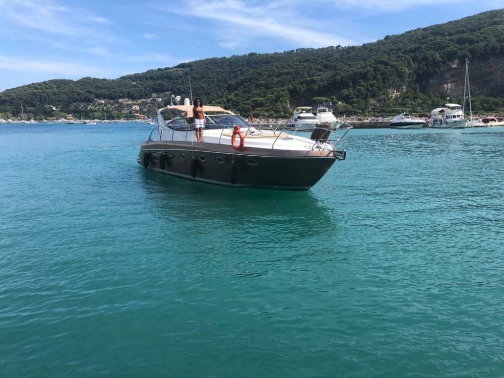 Votre journée à La Spezia : louez un bateau à moteur pour une journée complète de découverte.