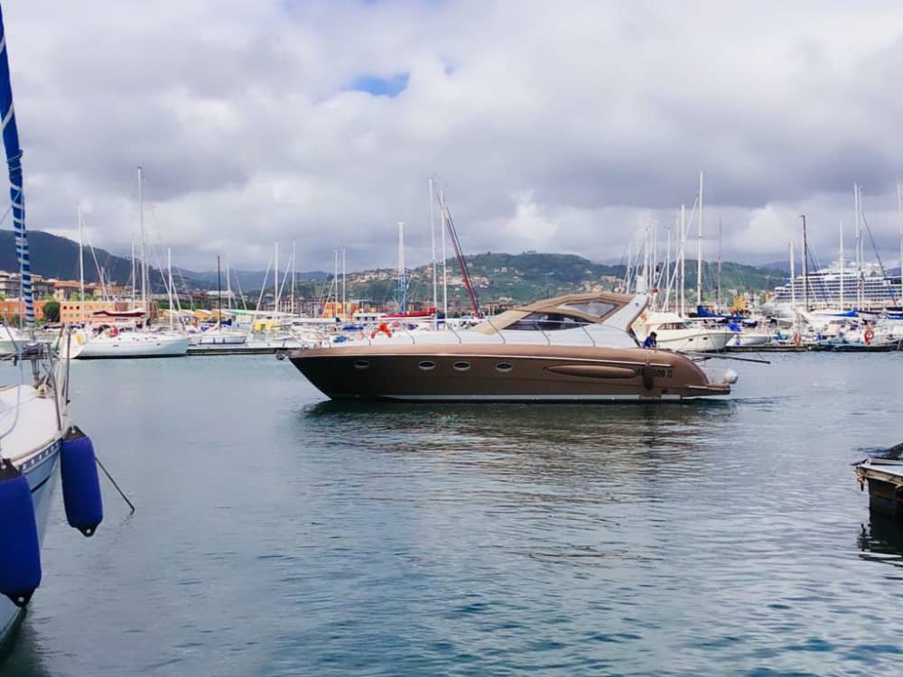 Votre journée à La Spezia : louez un bateau à moteur pour une journée complète de découverte.