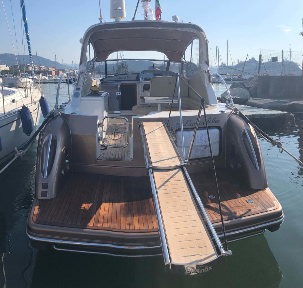 Votre journée à La Spezia : louez un bateau à moteur pour une journée complète de découverte.