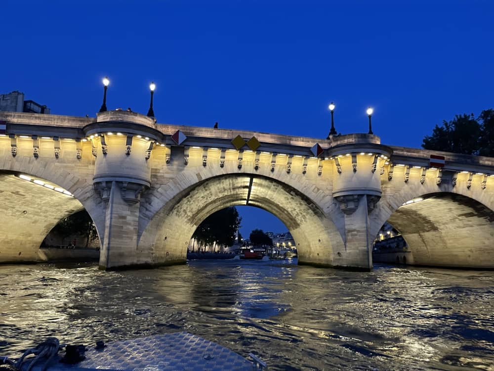 Half-day motorboat rental in Paris