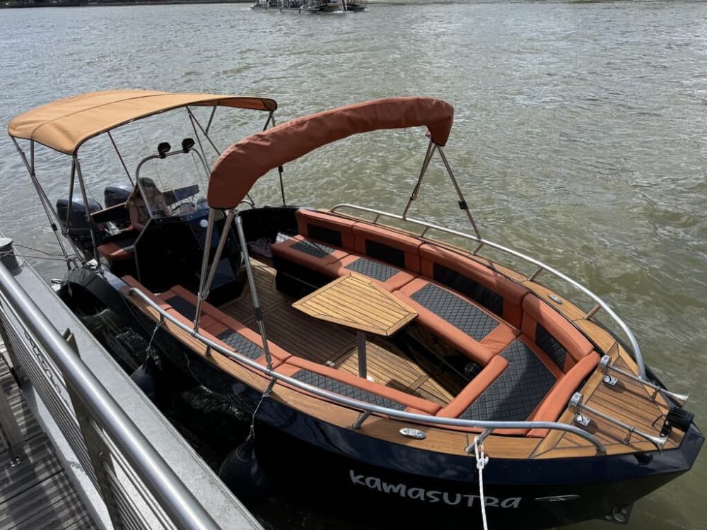 Location de bateau à moteur à la demi-journée à Paris