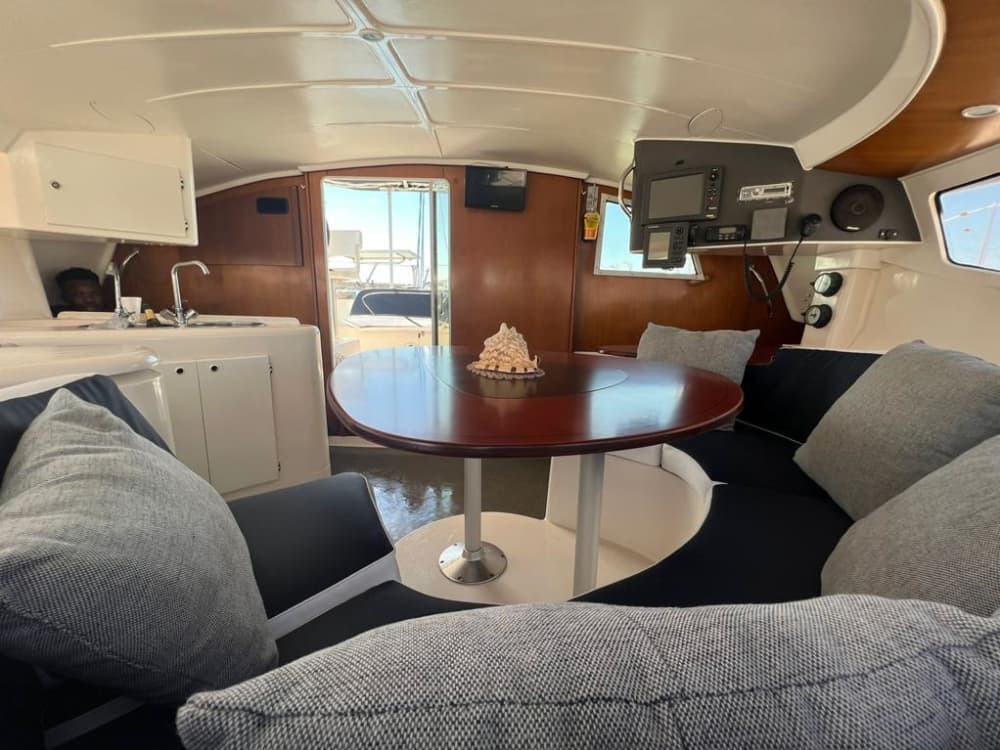Experiencia de navegación de día completo en catamarán en Casa de Campo, La Romana
