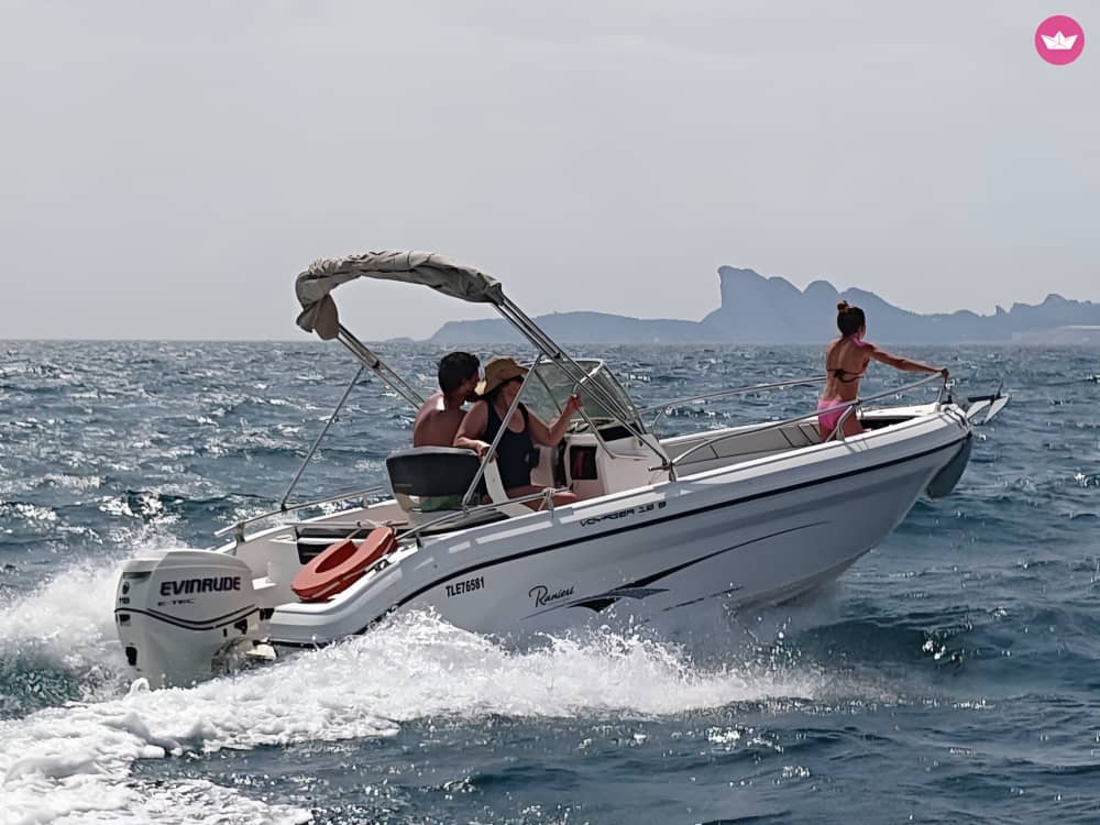 Hyr en motorbåt för 3 timmar och 45 minuters nöje