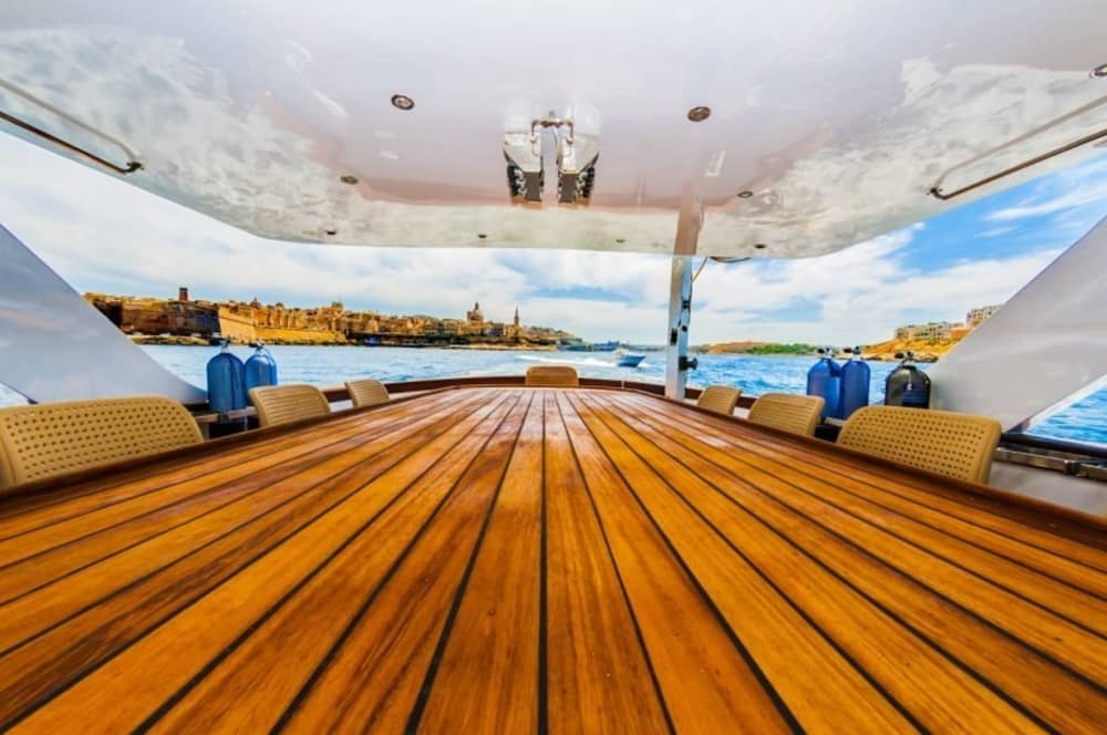 Explorez Marsaxlokk en une demi-journée : louez un bateau à moteur pour 4 h